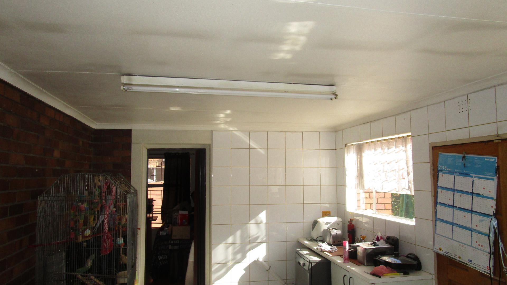Scullery - 8 square meters of property in Sunward park