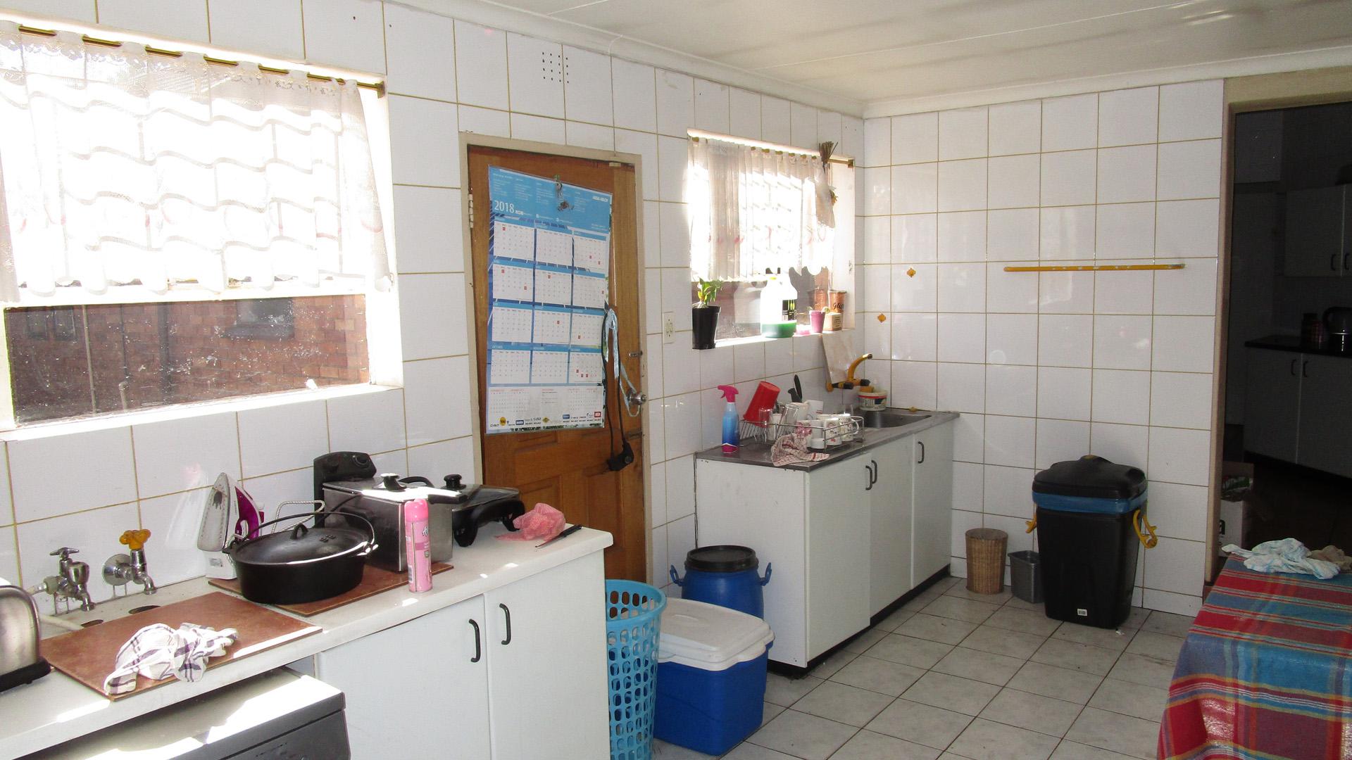 Scullery - 8 square meters of property in Sunward park