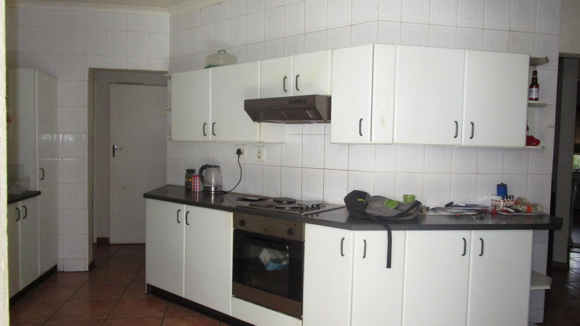 Kitchen - 7 square meters of property in Sunward park