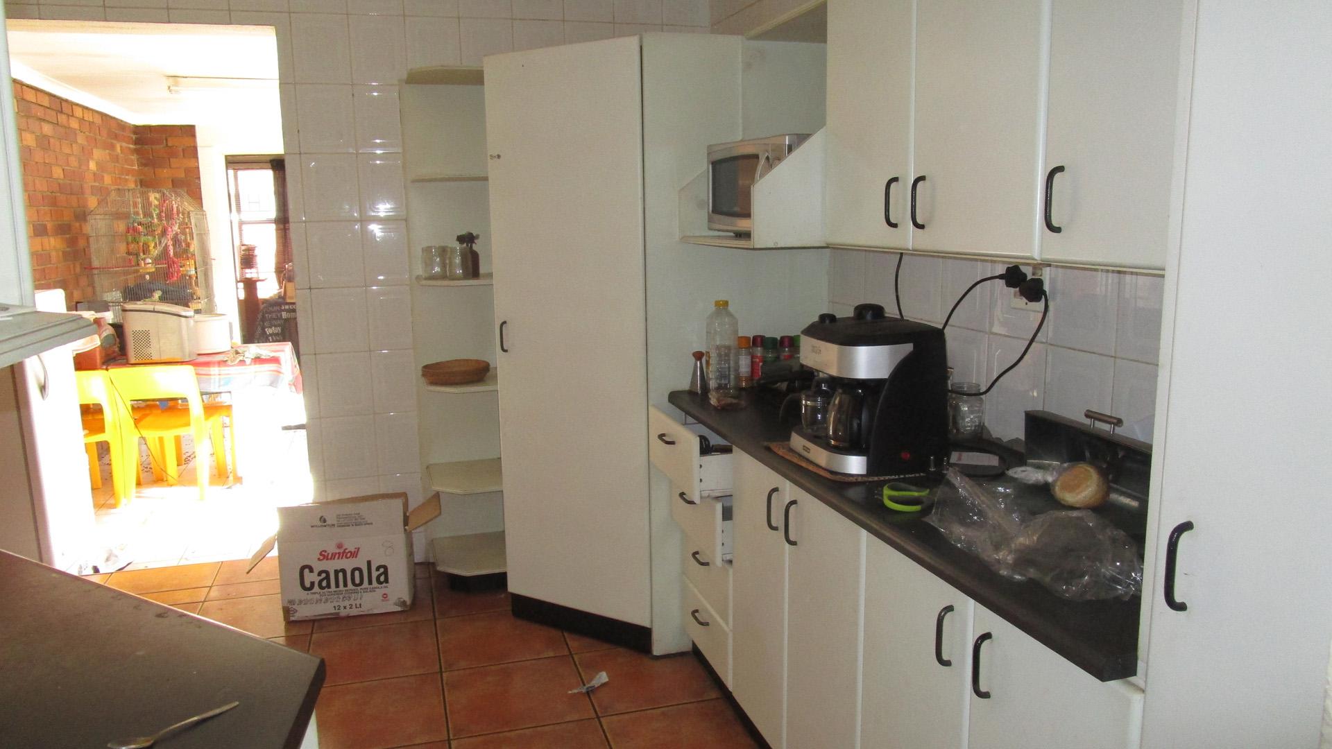 Kitchen - 7 square meters of property in Sunward park
