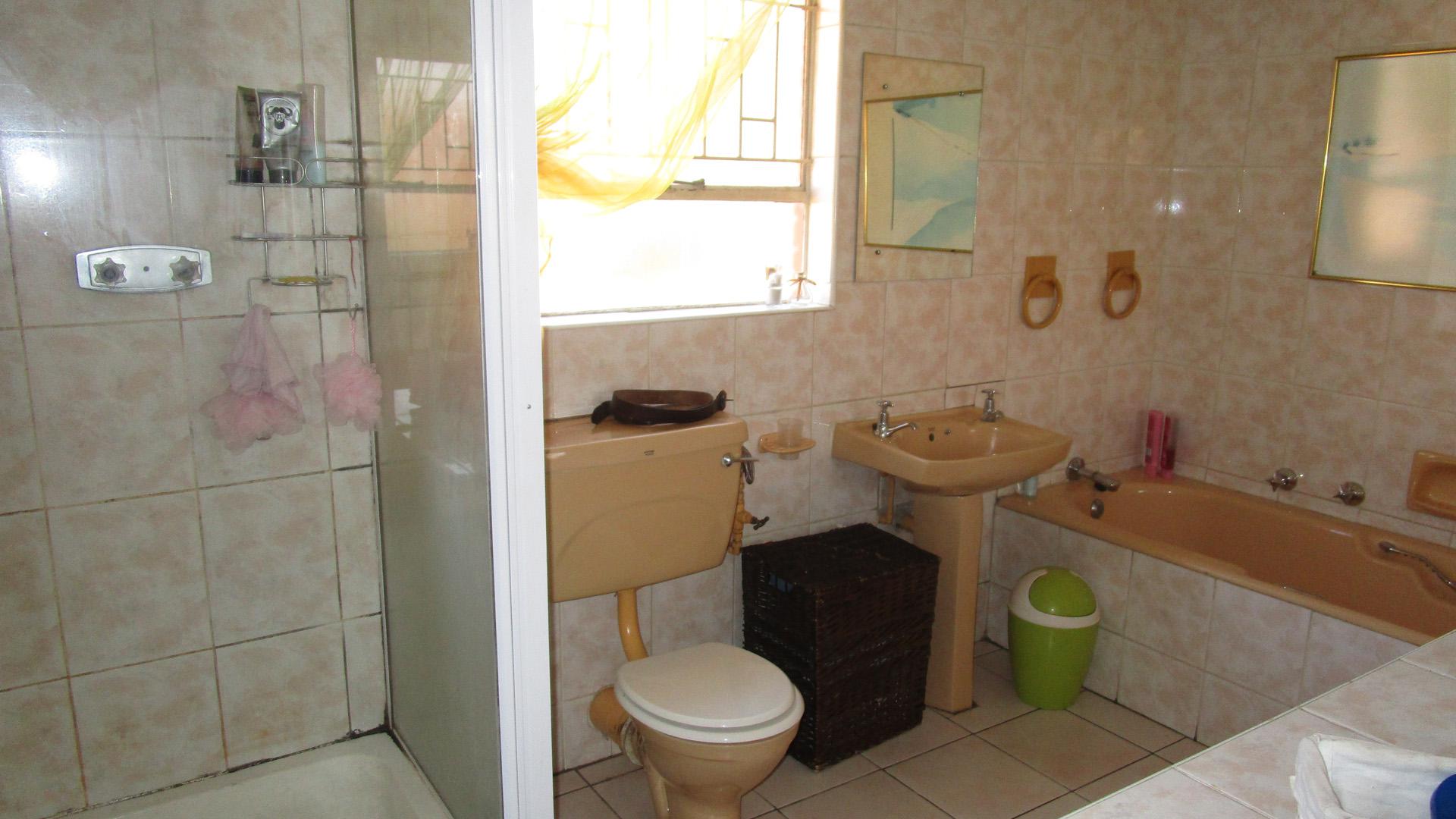 Main Bathroom - 4 square meters of property in Sunward park