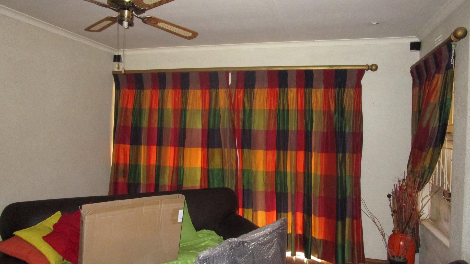 Lounges - 21 square meters of property in Sunward park