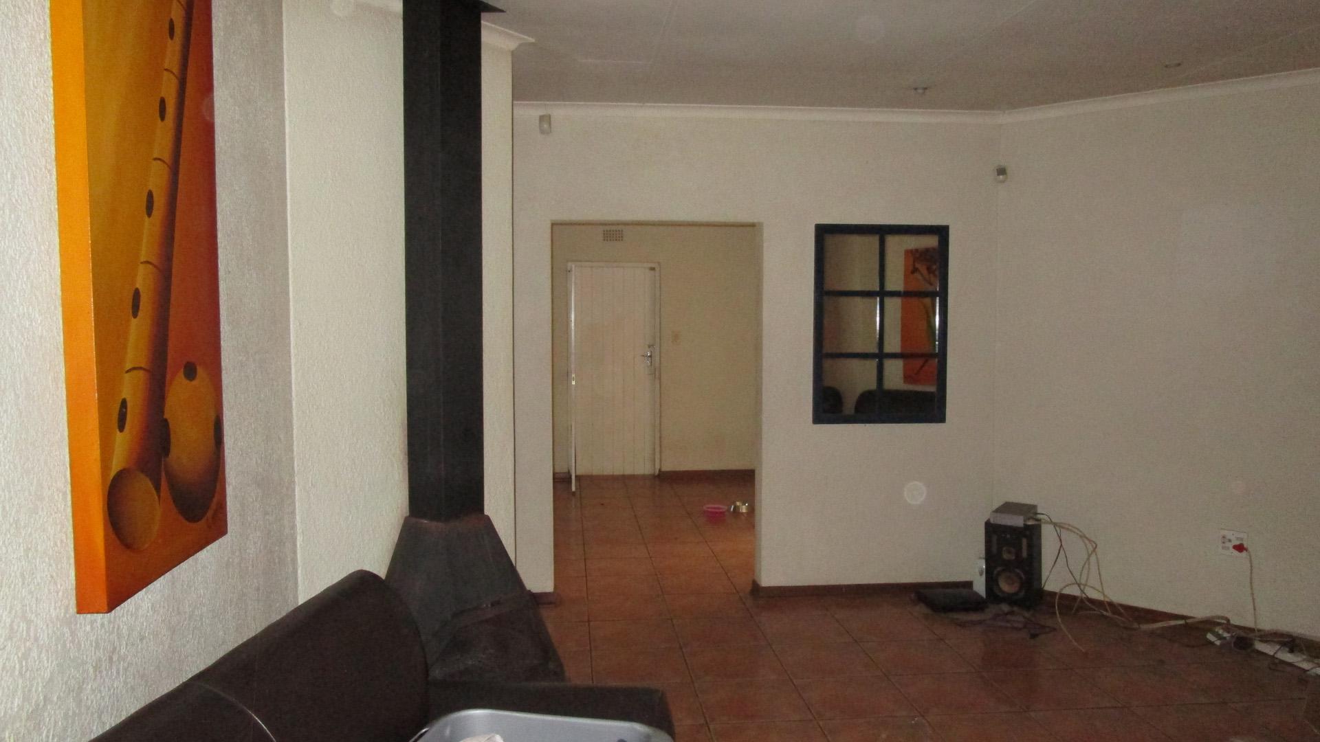 Lounges - 21 square meters of property in Sunward park