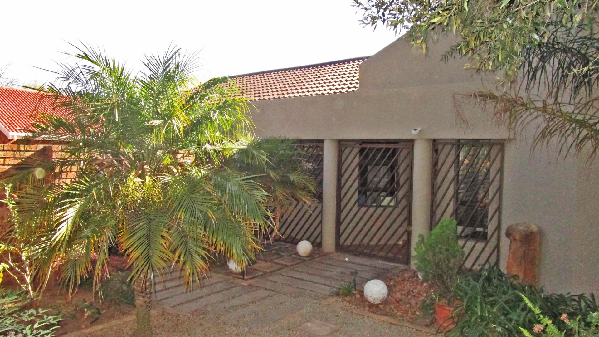 Front View of property in Sunward park