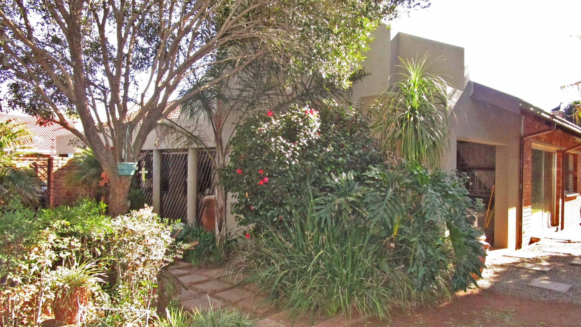Front View of property in Sunward park
