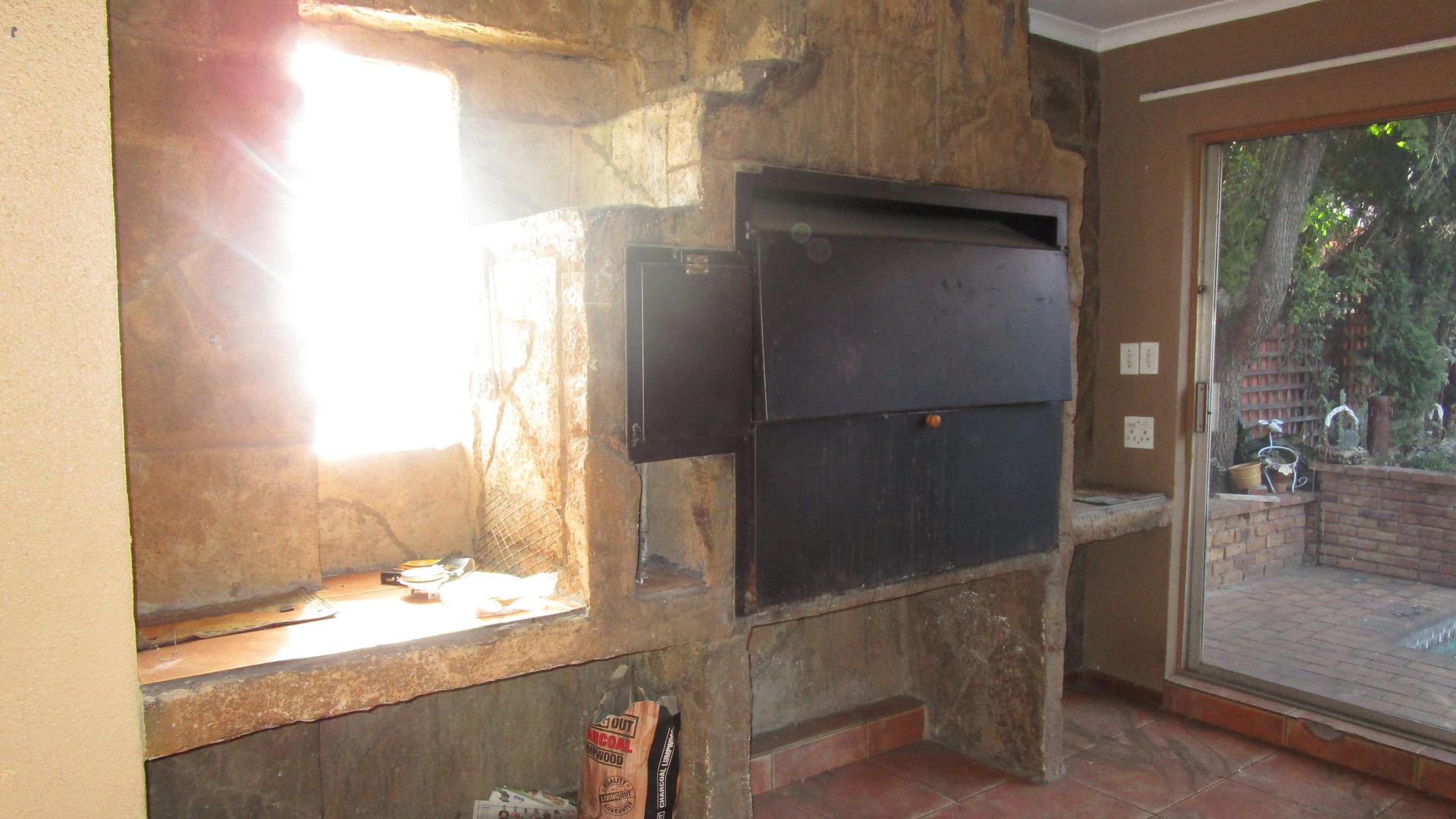Spaces - 40 square meters of property in Sunward park