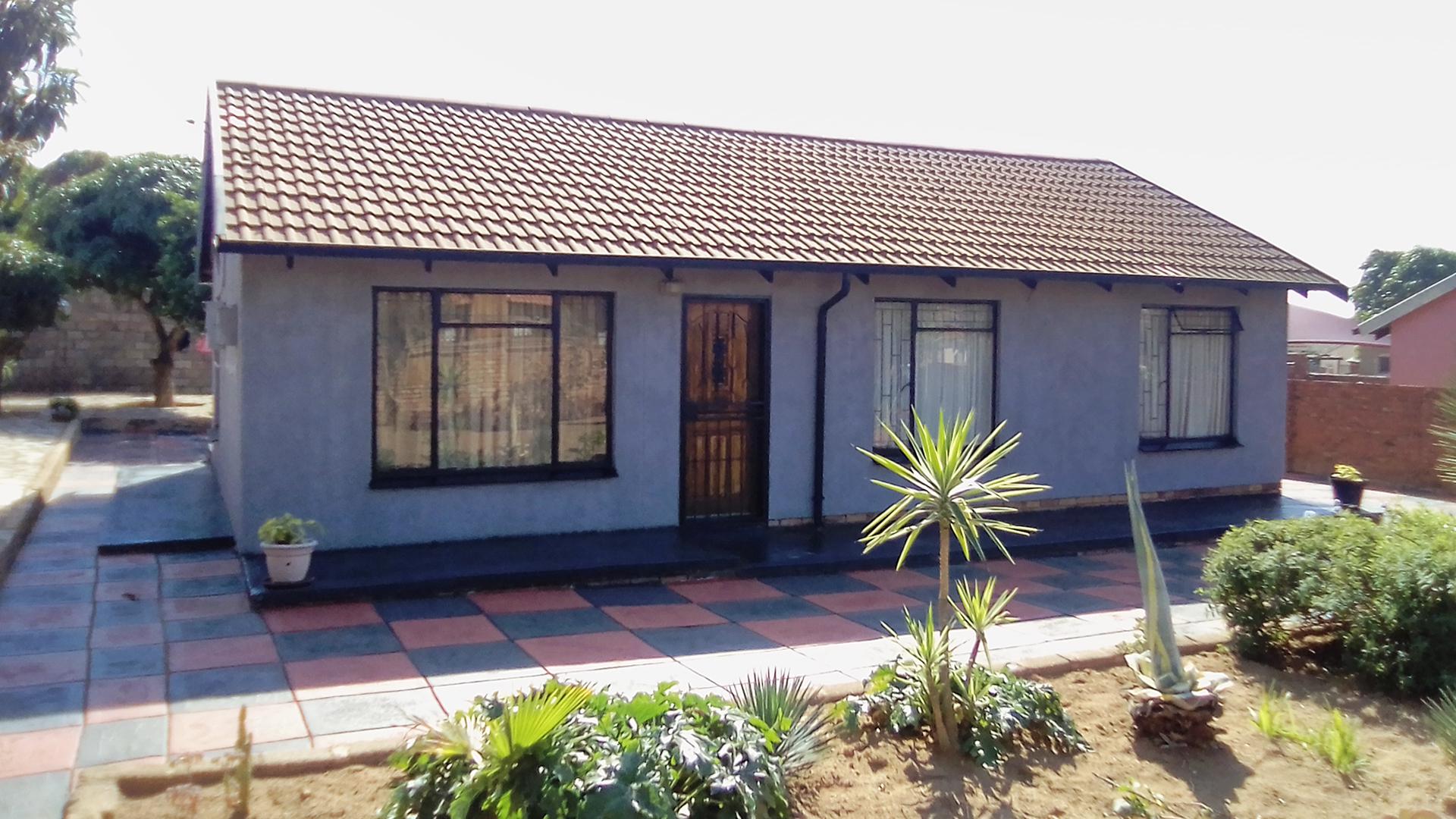 Front View of property in Soshanguve