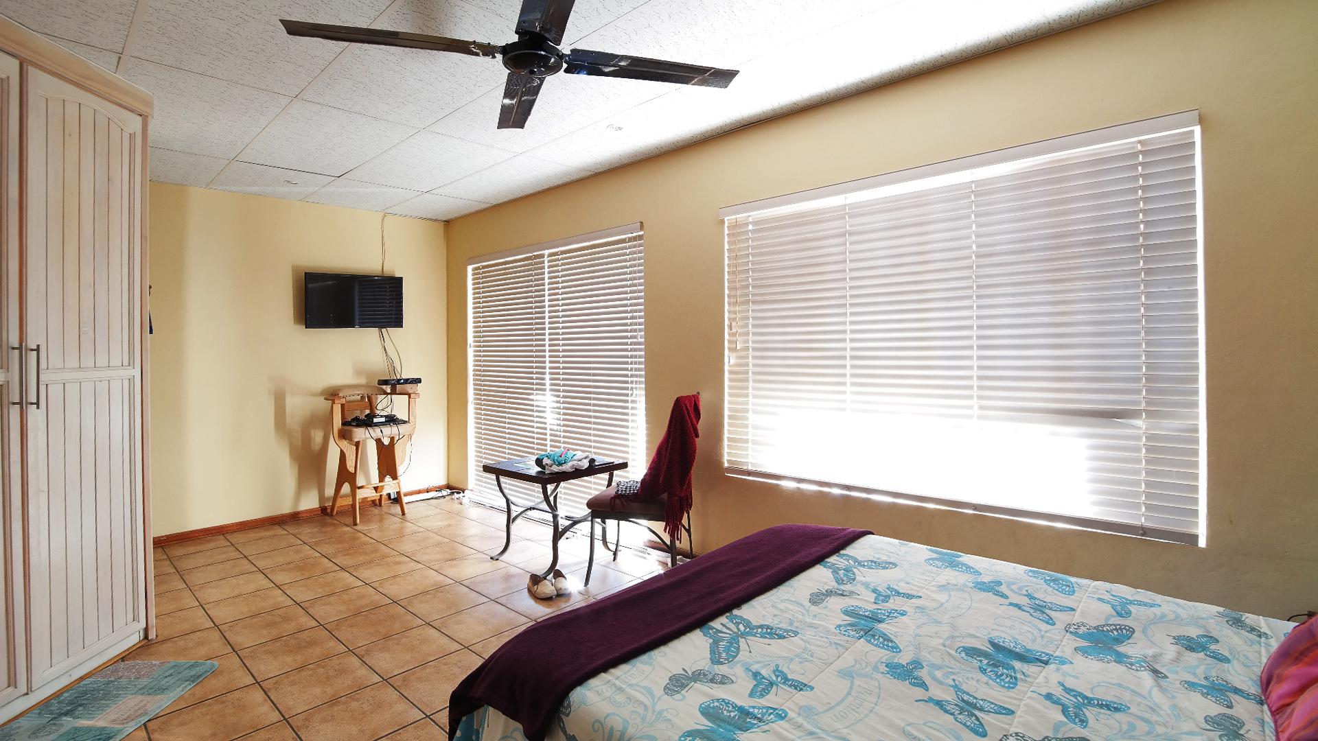 Bed Room 1 - 23 square meters of property in Safarituine