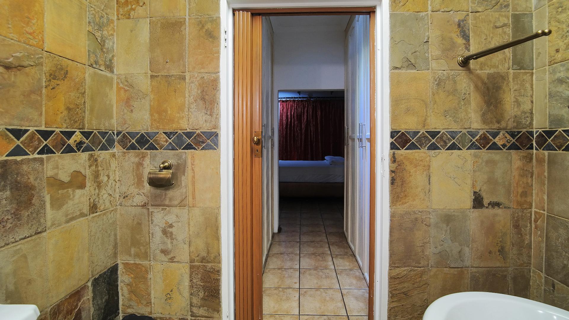 Main Bathroom - 5 square meters of property in Safarituine