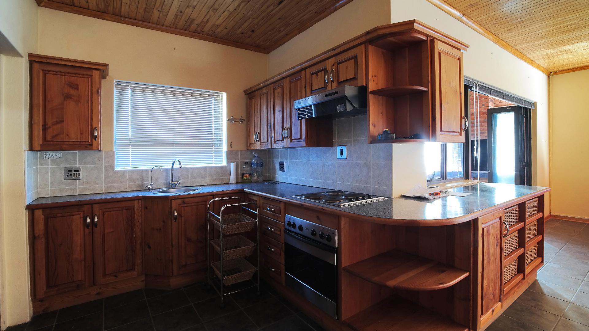 Kitchen - 26 square meters of property in Safarituine