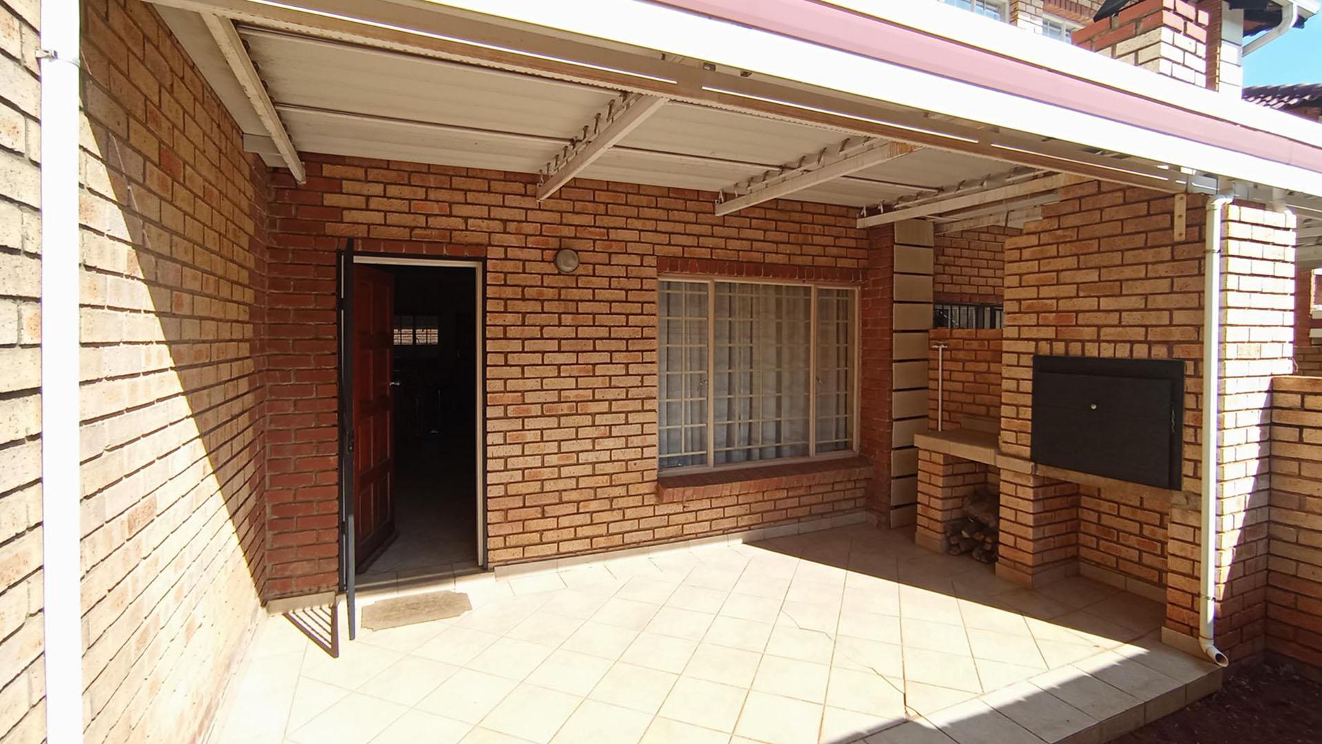 Patio - 13 square meters of property in Pretorius Park