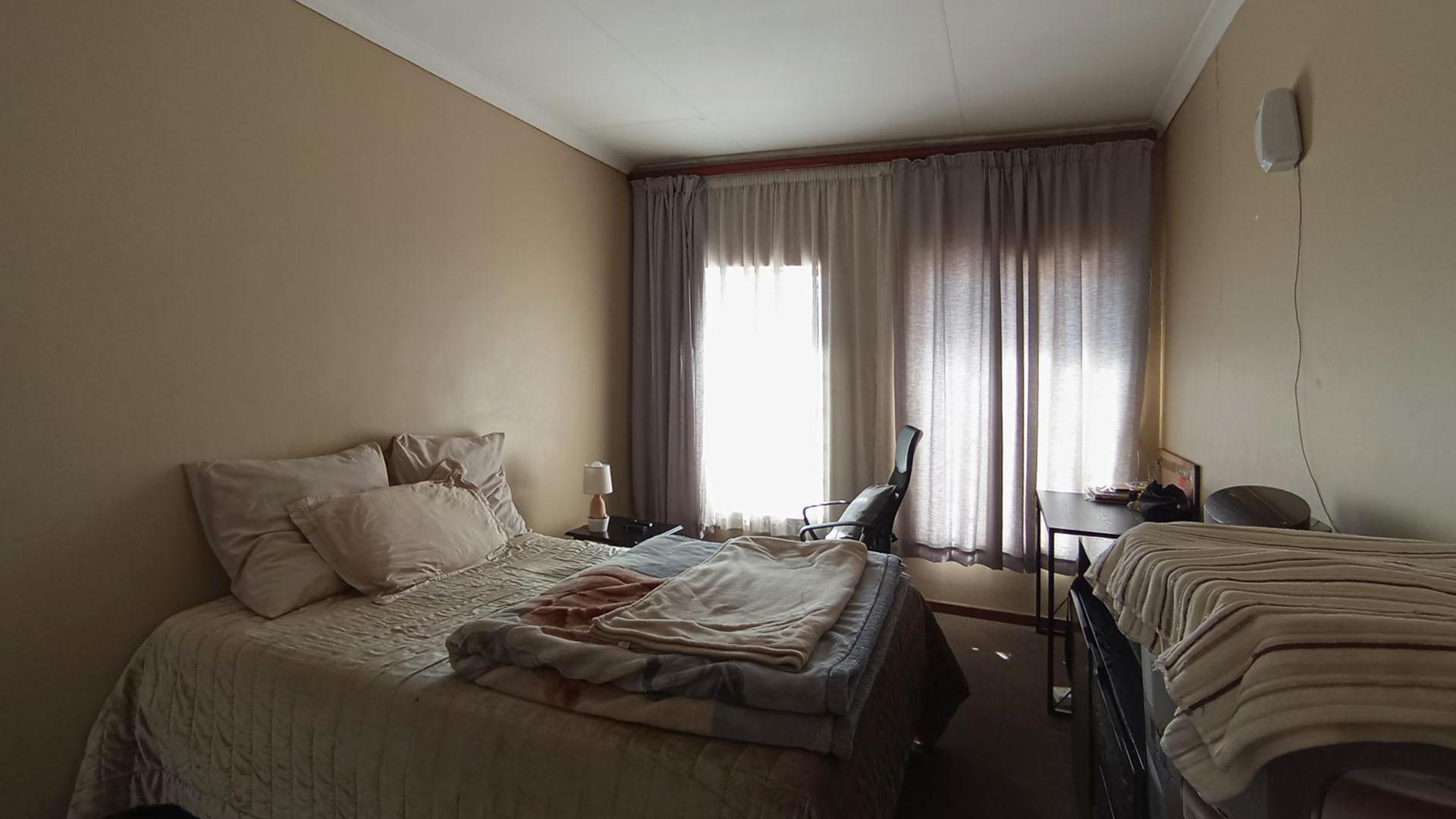 Main Bedroom - 15 square meters of property in Pretorius Park