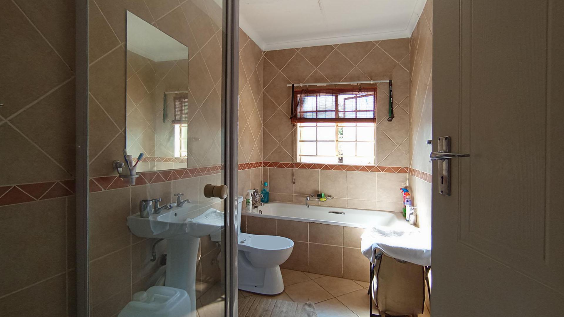 Main Bathroom - 6 square meters of property in Pretorius Park