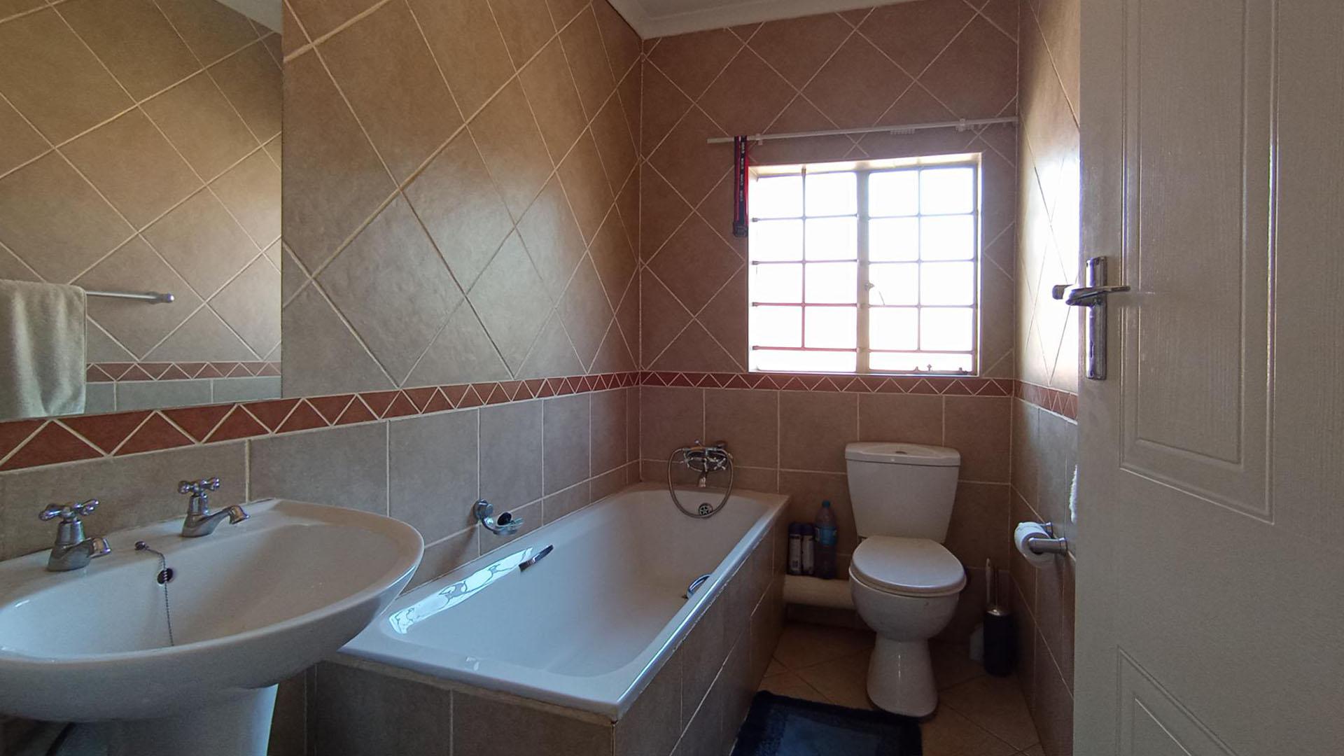 Bathroom 1 - 5 square meters of property in Pretorius Park