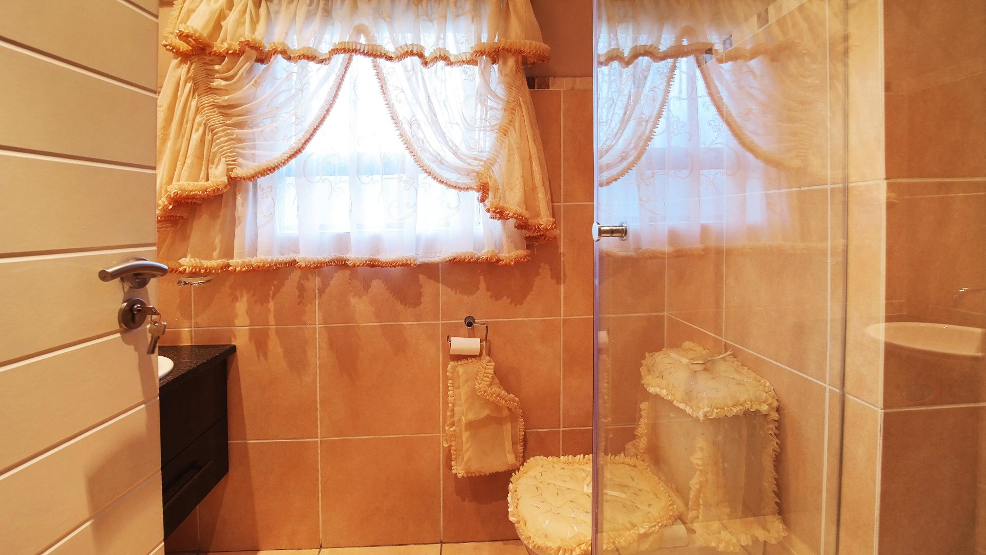 Bathroom 1 - 4 square meters of property in Ben Fleur