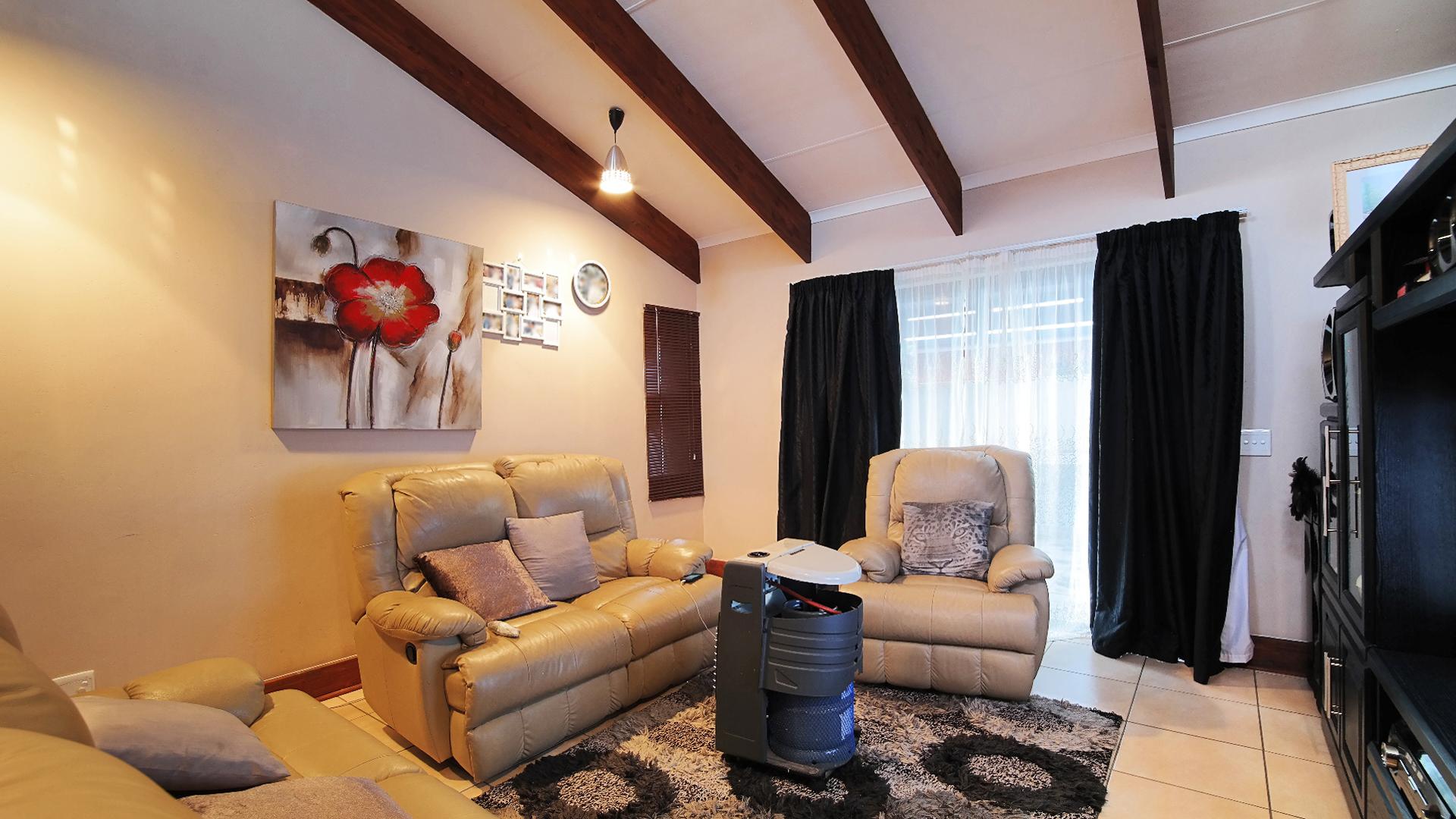 Lounges - 19 square meters of property in Ben Fleur