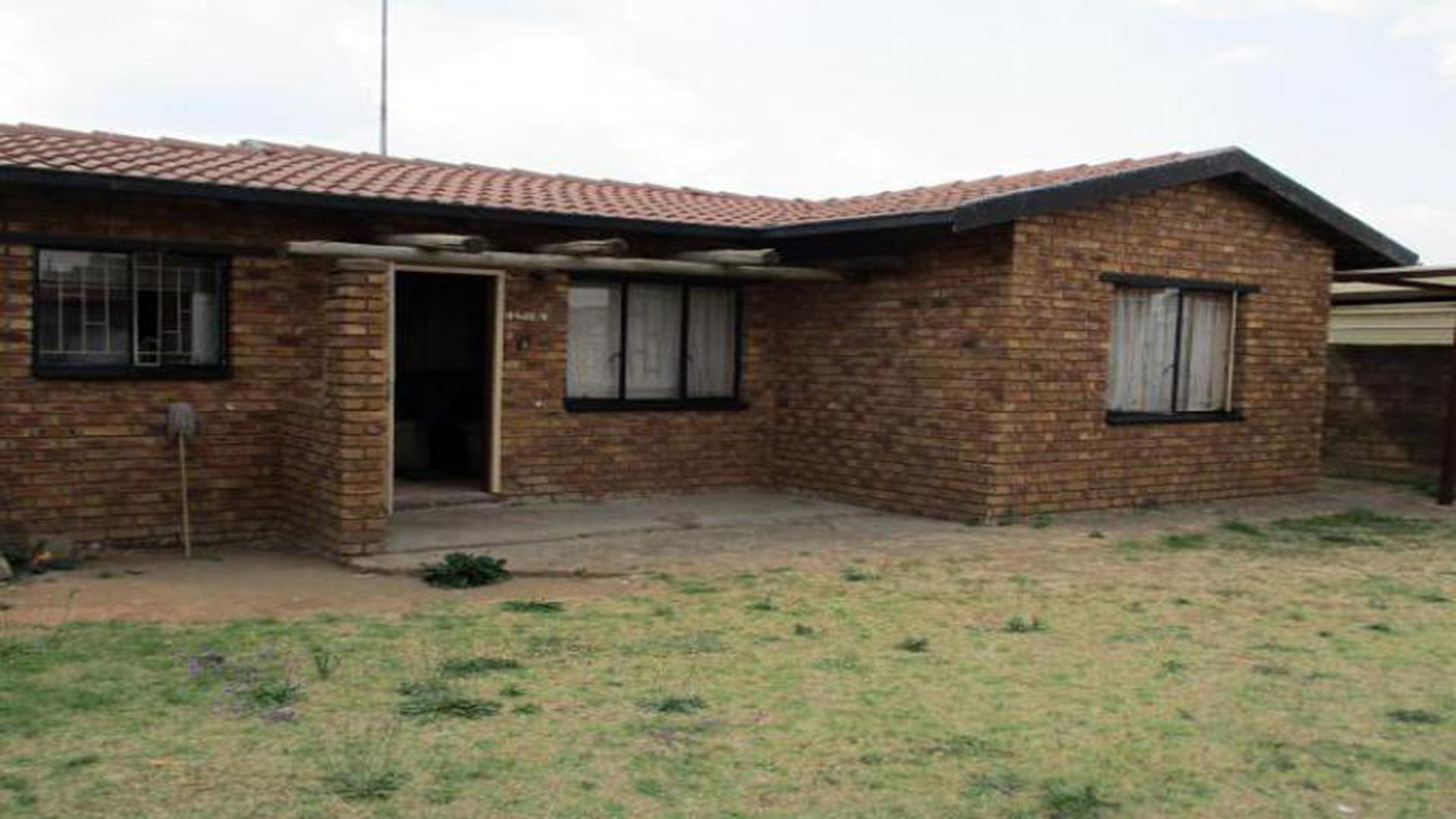 Front View of property in Kwa-Thema