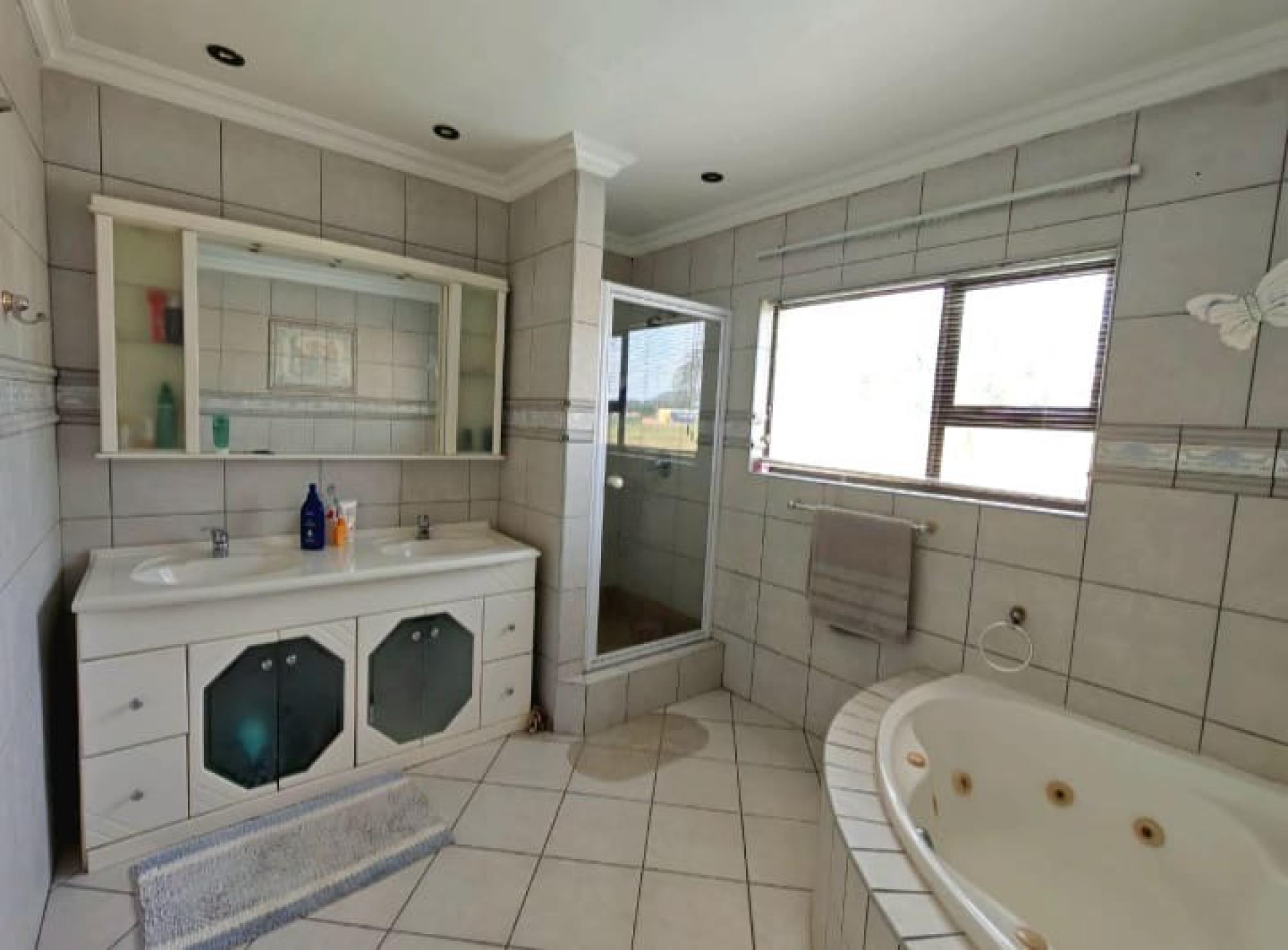 Main Bathroom - 10 square meters of property in Willowbrook