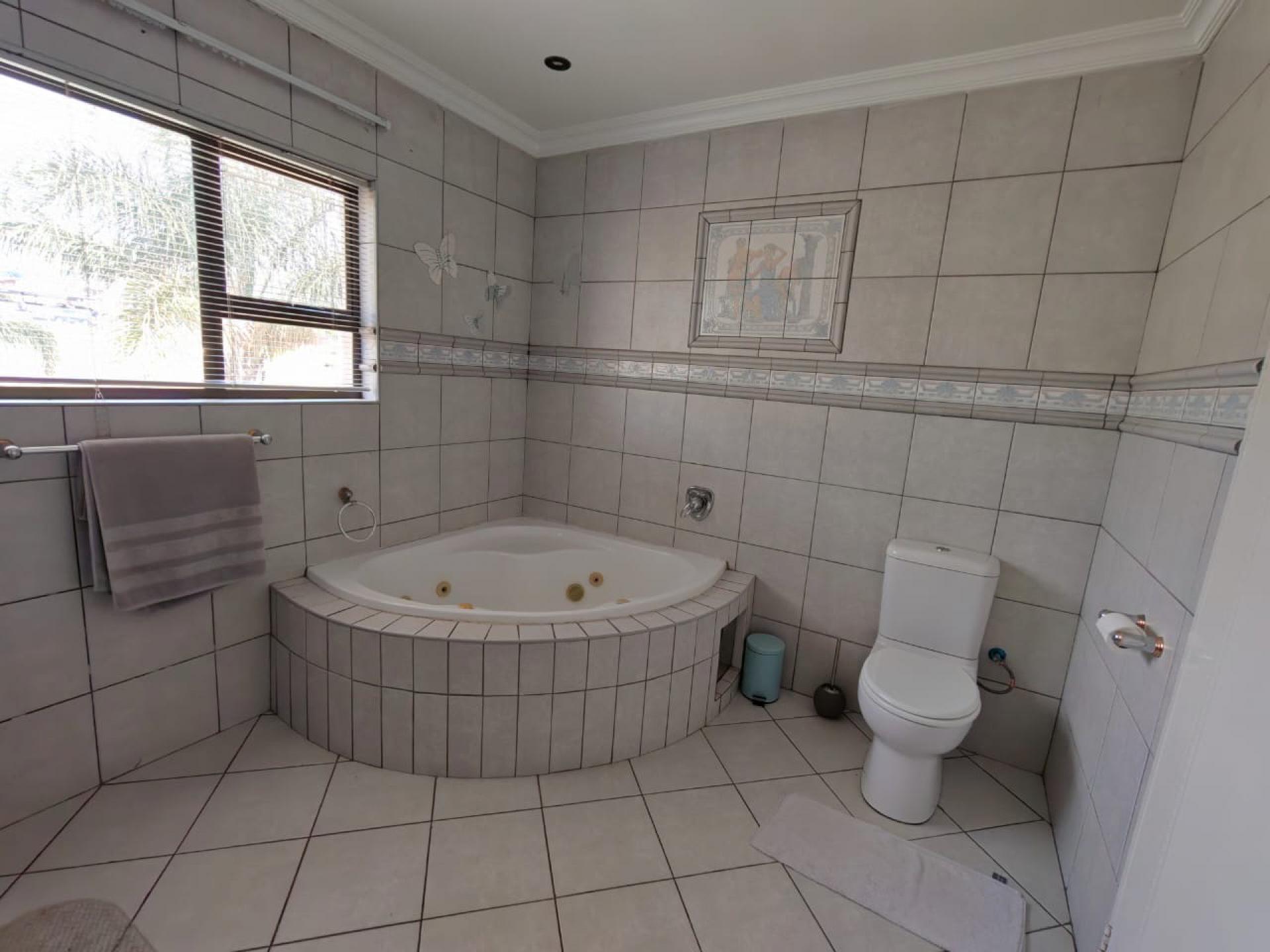 Main Bathroom - 10 square meters of property in Willowbrook