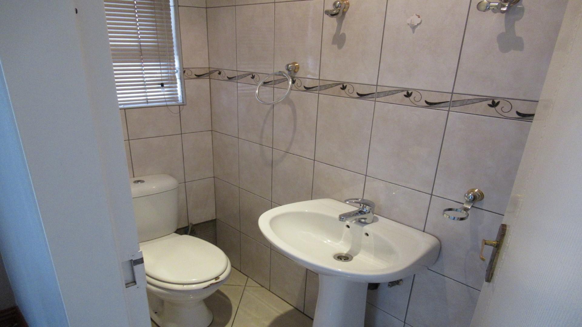 Bathroom 1 - 10 square meters of property in Willowbrook