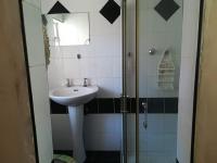 Bathroom 1 - 5 square meters of property in Umhlatuzana 