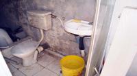 Bathroom 1 - 5 square meters of property in Umhlatuzana 