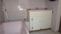Main Bathroom - 4 square meters of property in Gardenvale A.H