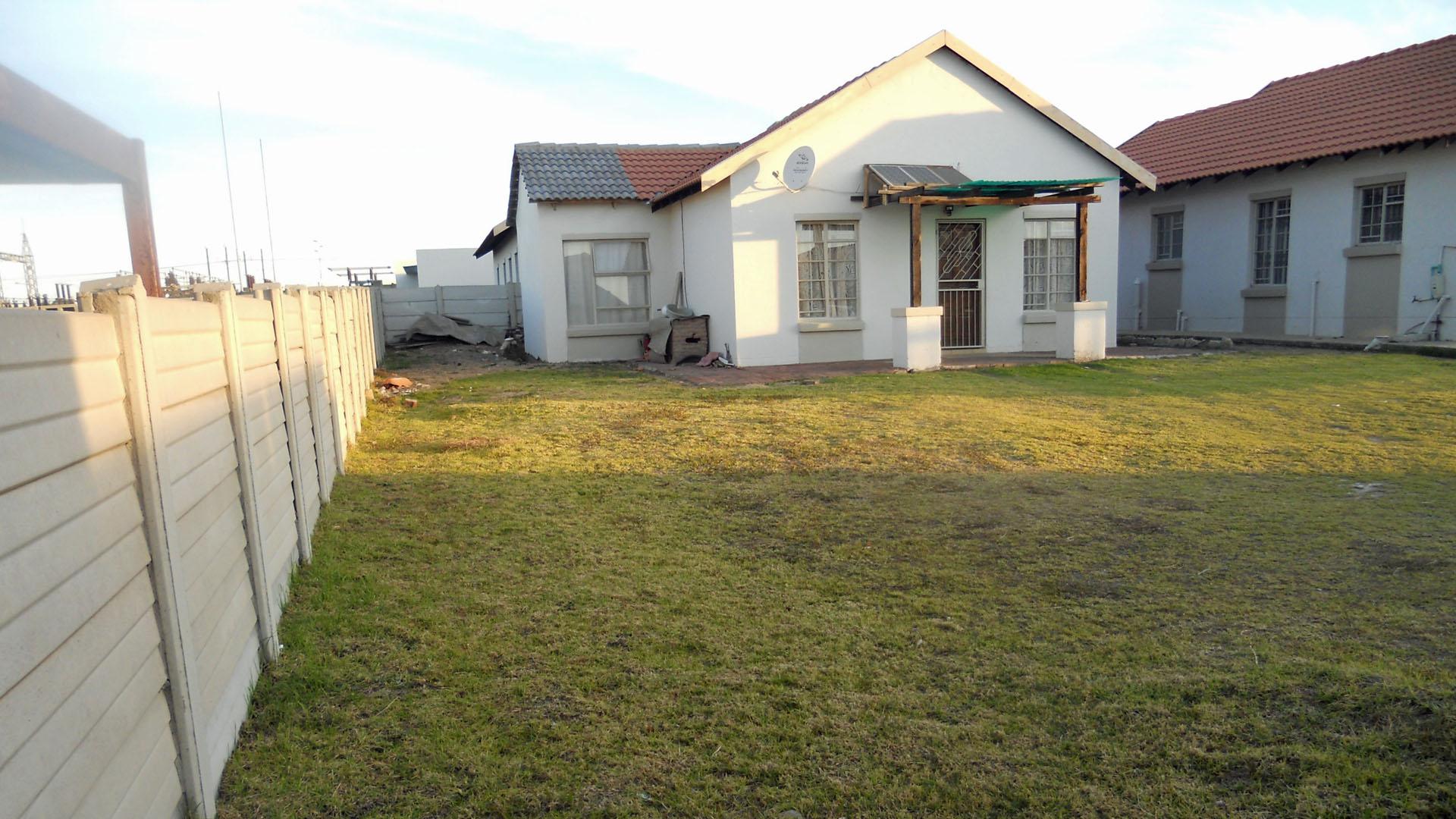 2 Bedroom House for Sale For Sale in Ermelo Home Sell MR