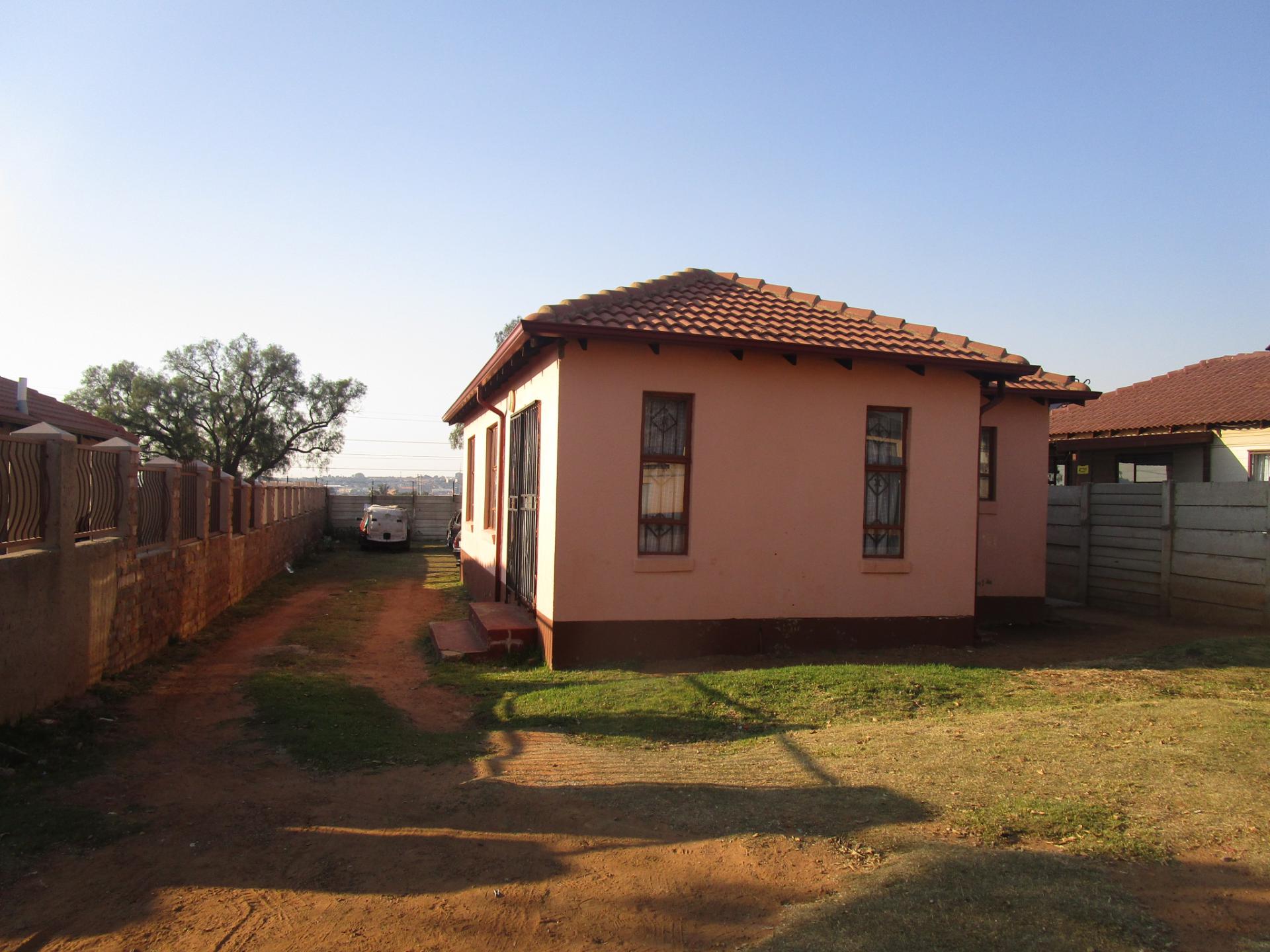 Front View of property in Goudrand