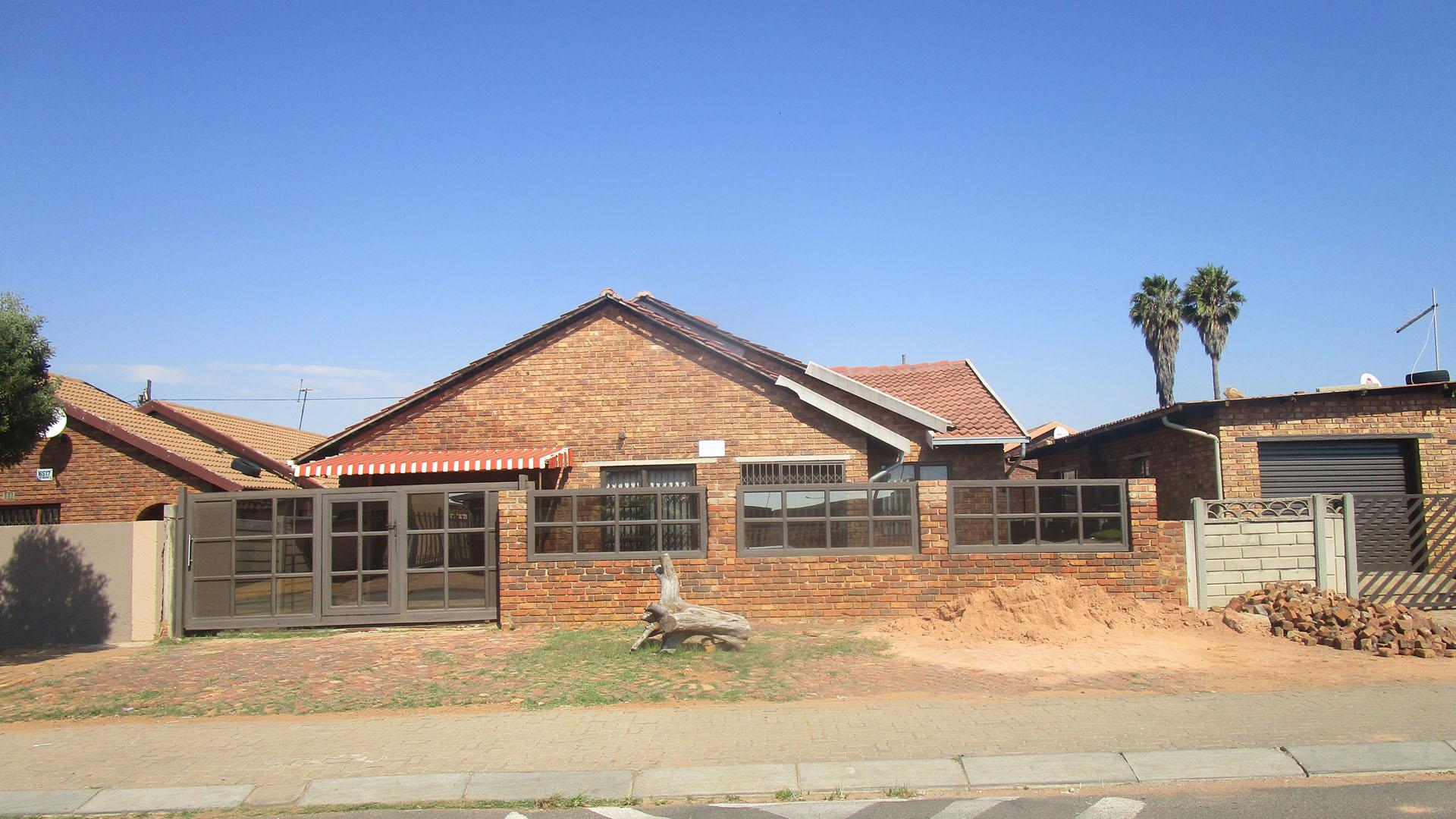 Front View of property in Daveyton