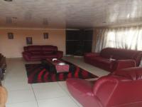 Lounges - 32 square meters of property in Daveyton