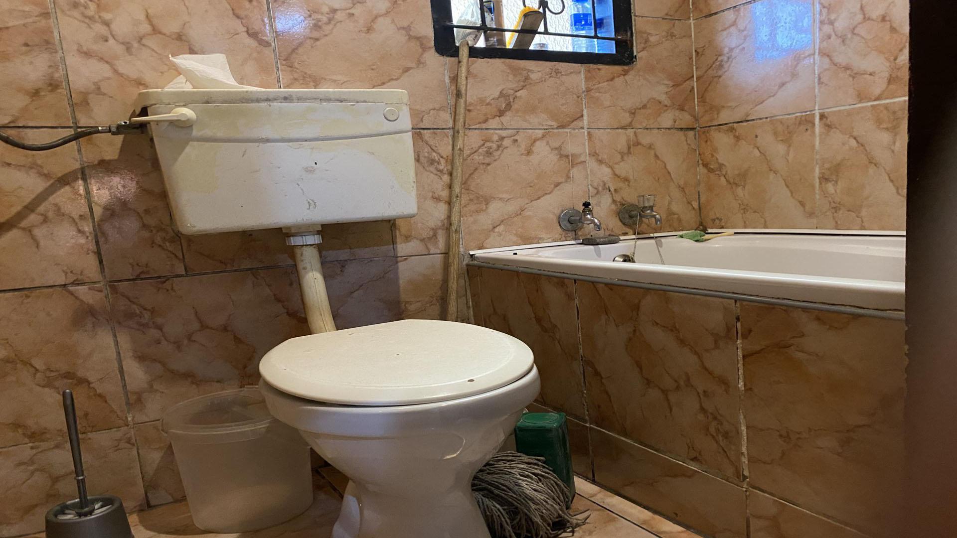 Bathroom 1 of property in Emalahleni (Witbank) 