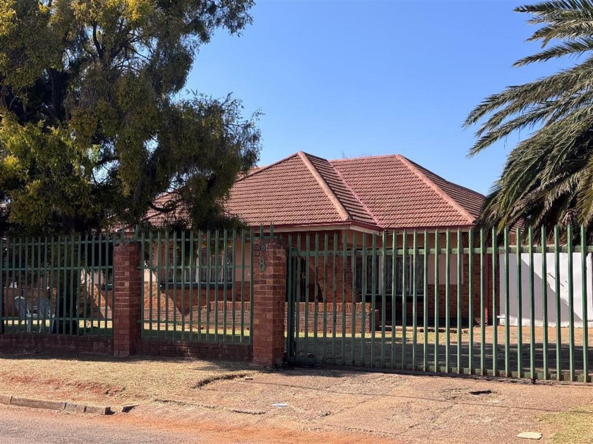 Front View of property in Rhodesfield