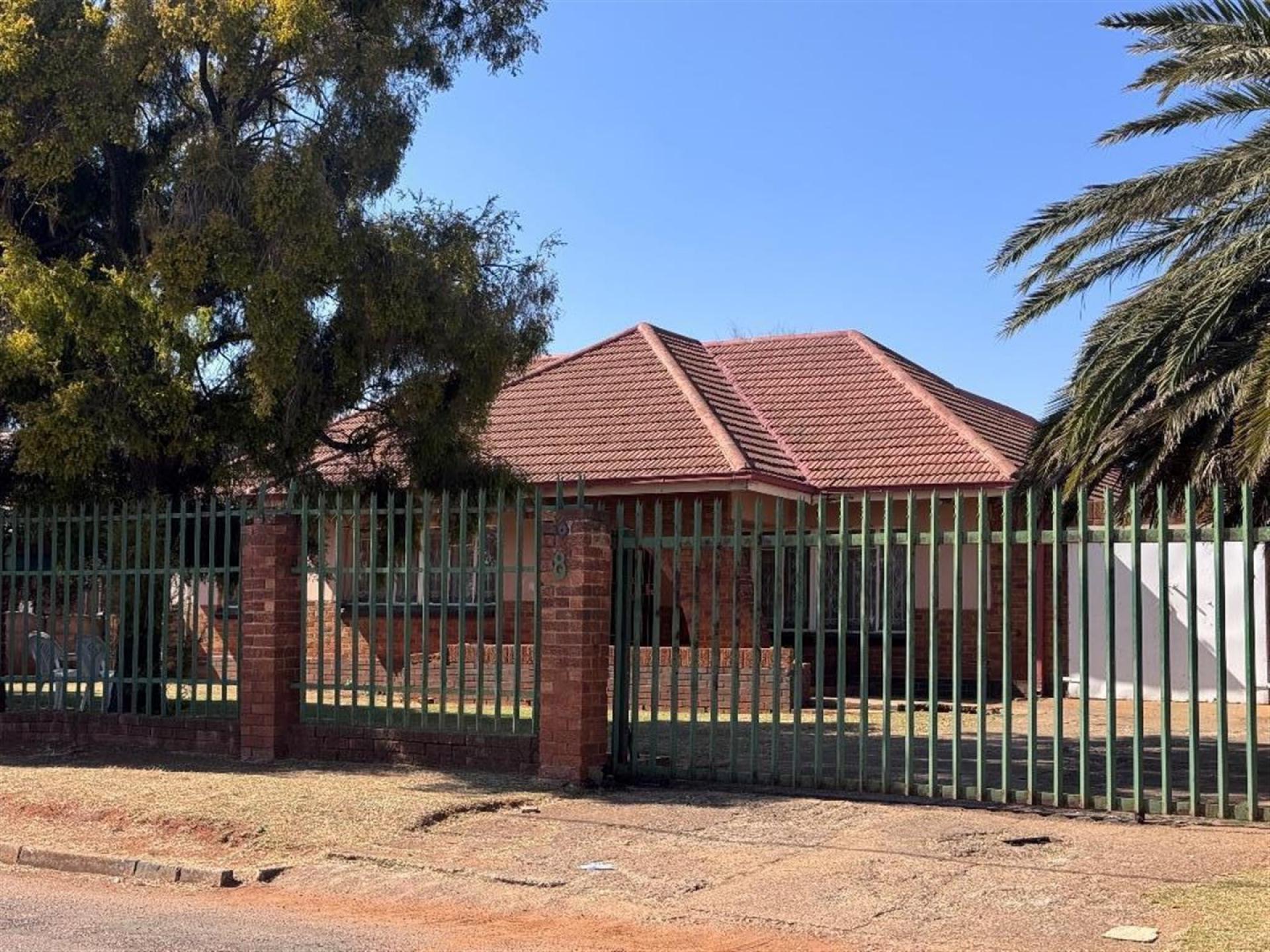 Front View of property in Rhodesfield