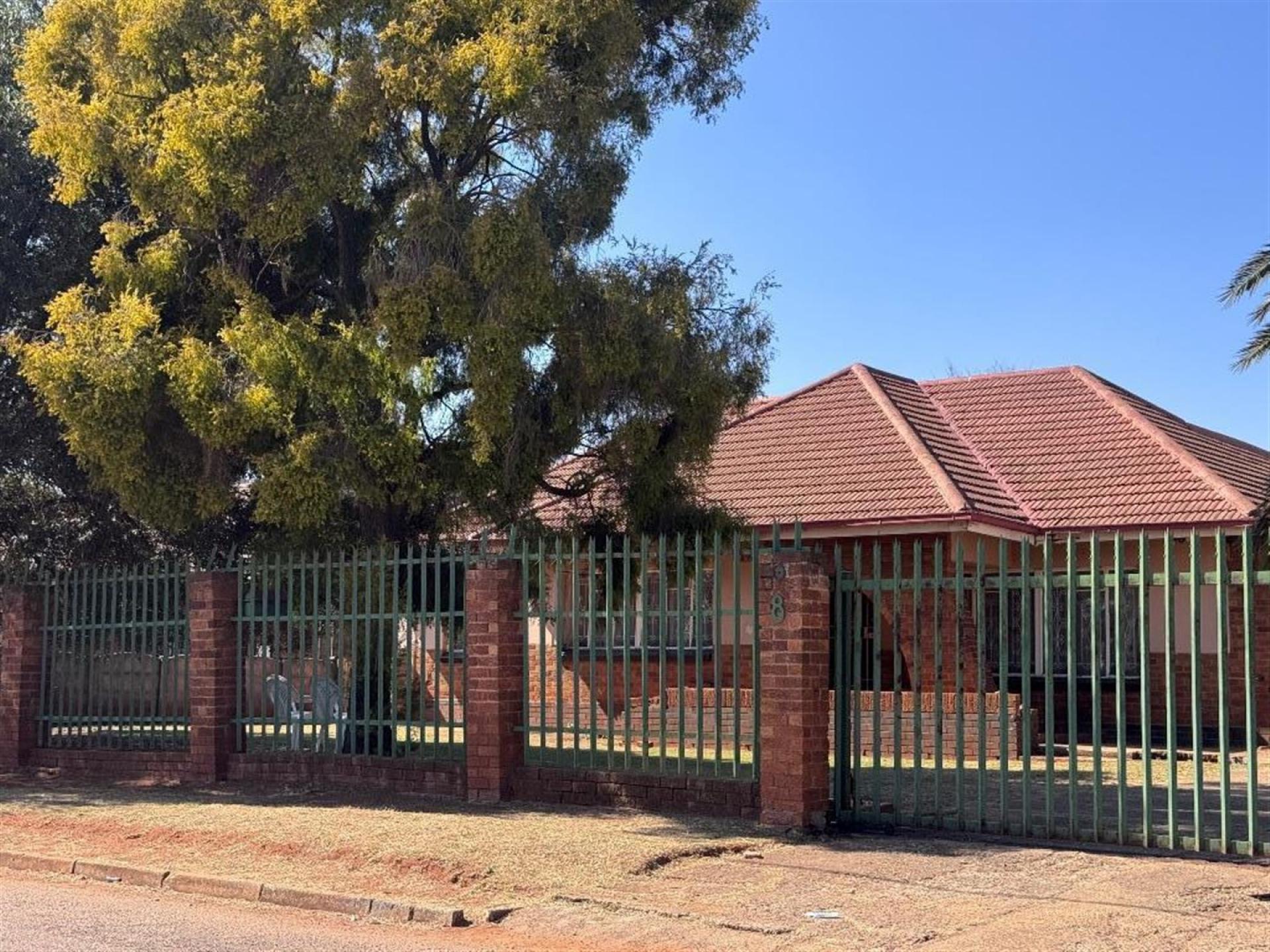 Front View of property in Rhodesfield