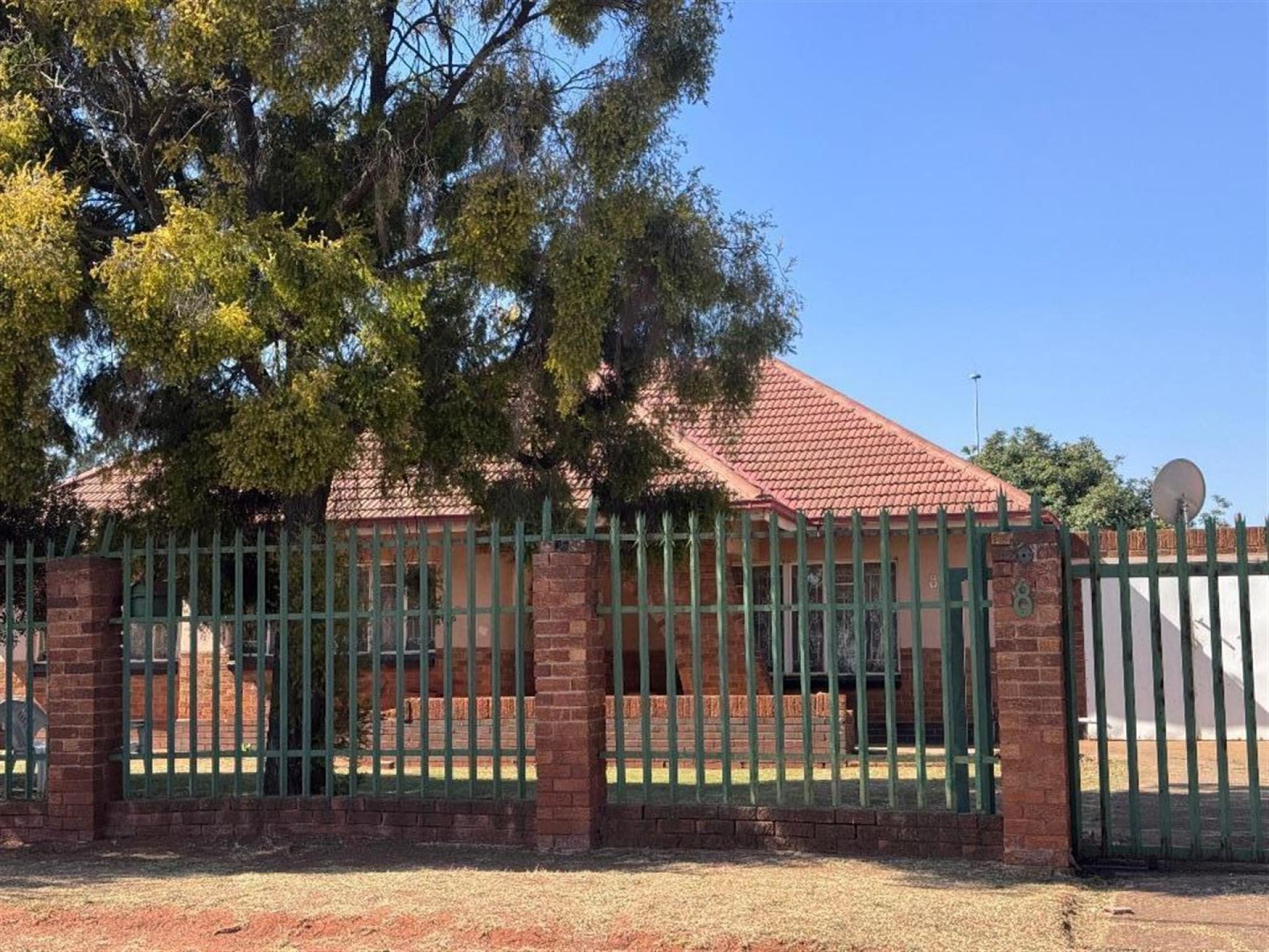 Front View of property in Rhodesfield