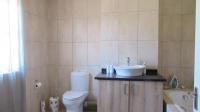 Bathroom 1 - 11 square meters of property in Rua Vista