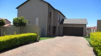 Front View of property in Rua Vista