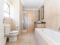 Main Bathroom - 11 square meters of property in Rua Vista