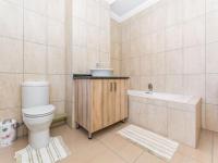 Bathroom 1 - 11 square meters of property in Rua Vista