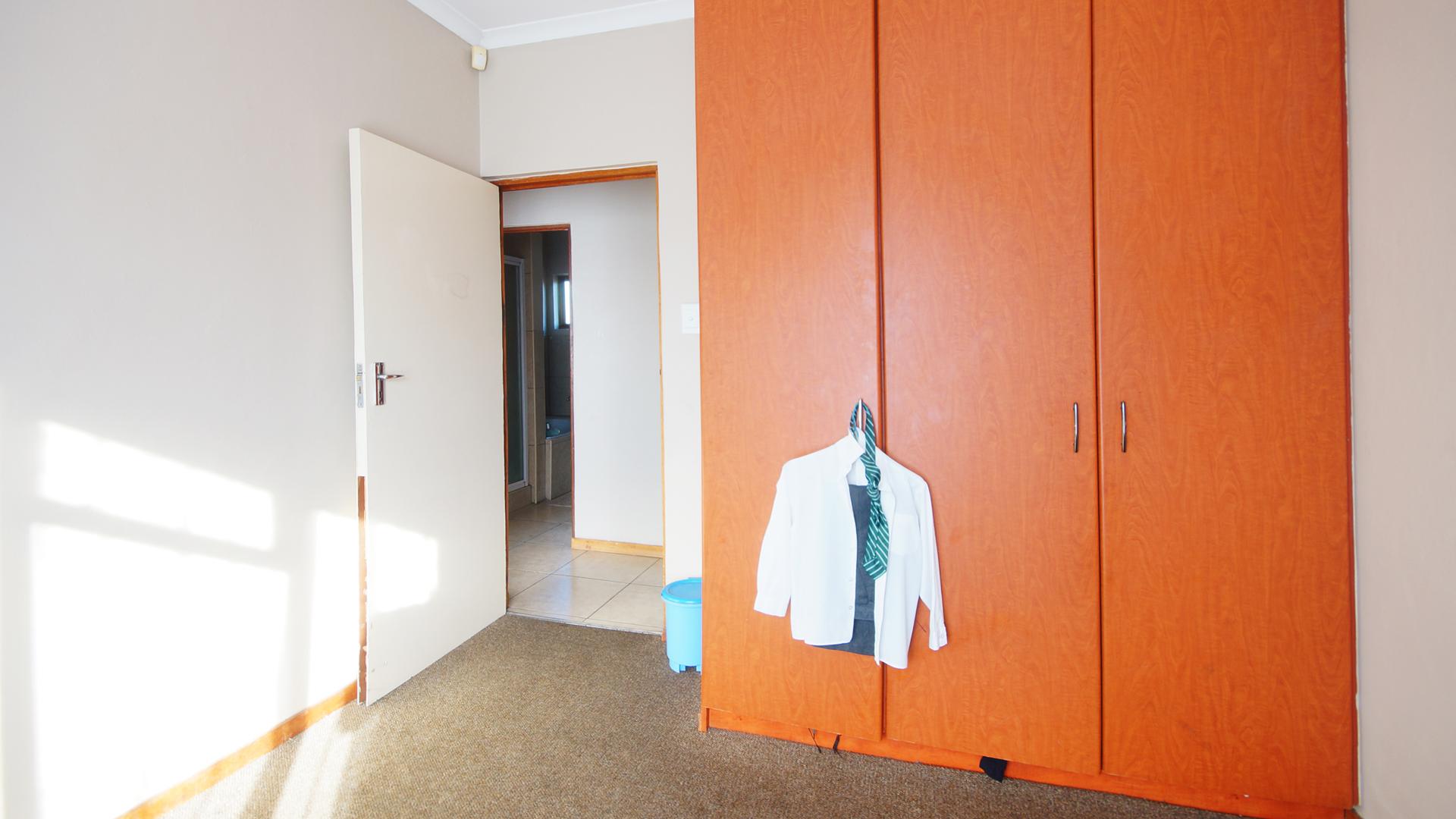 Bed Room 1 - 11 square meters of property in Wonderboom South