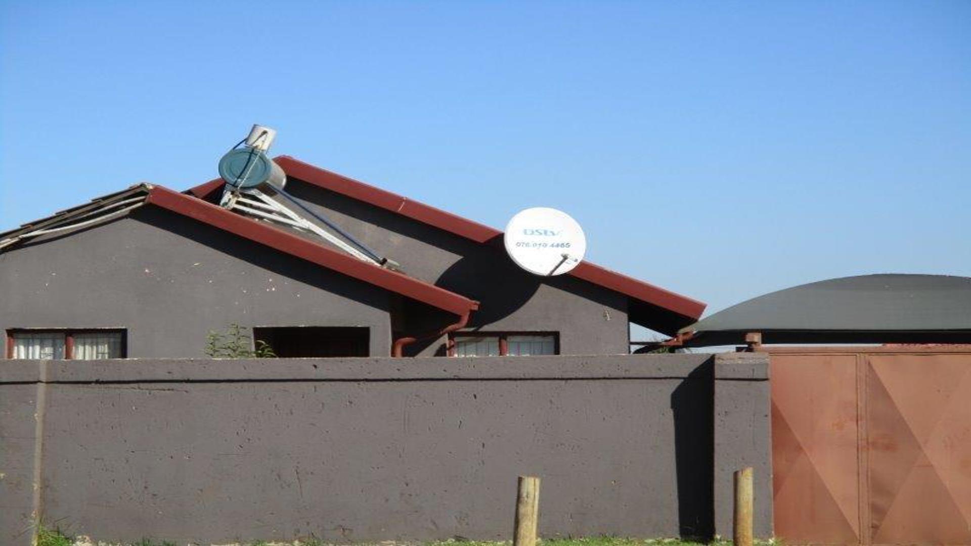 Front View of property in Vosloorus