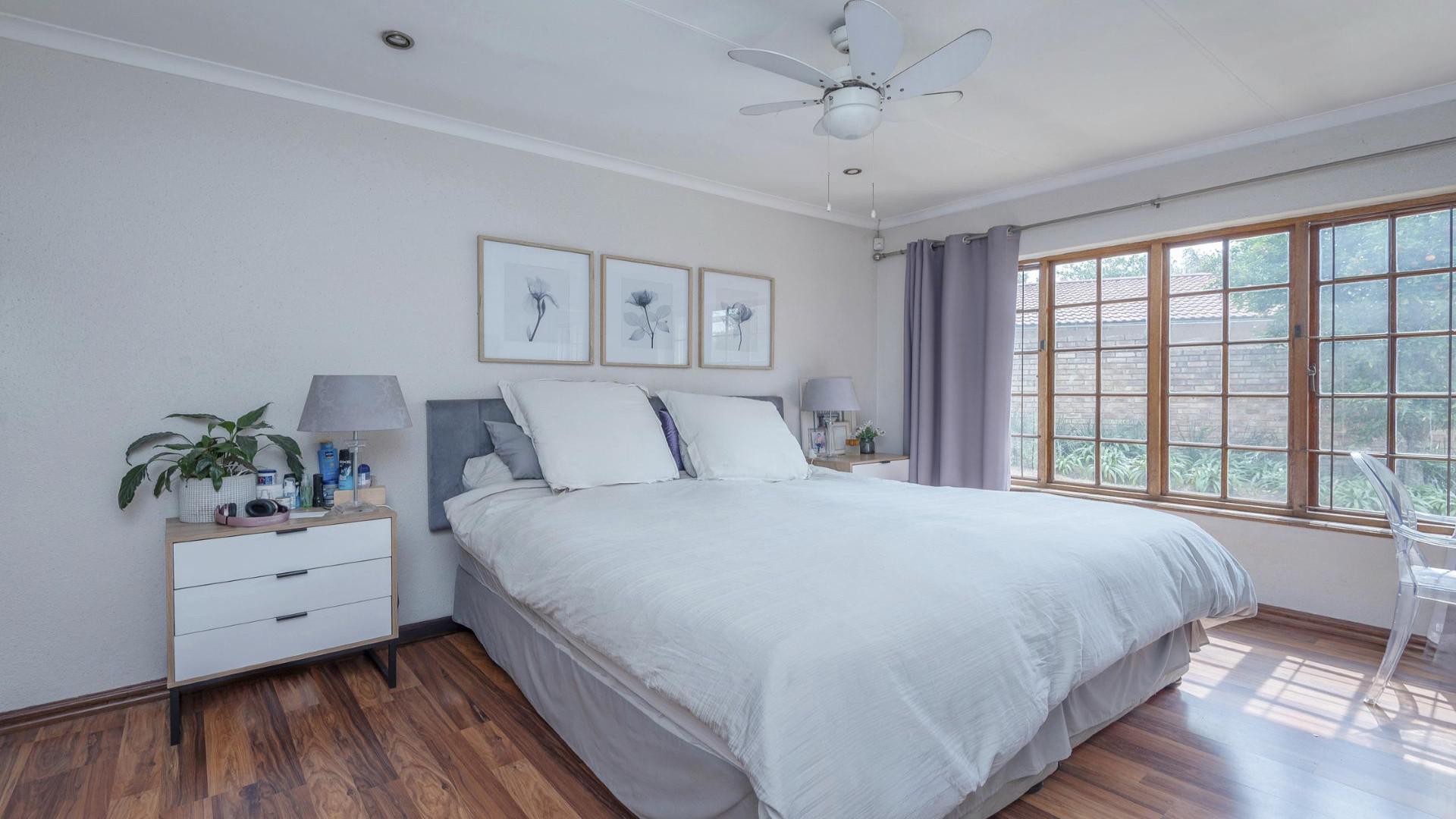 Main Bedroom of property in Olivedale