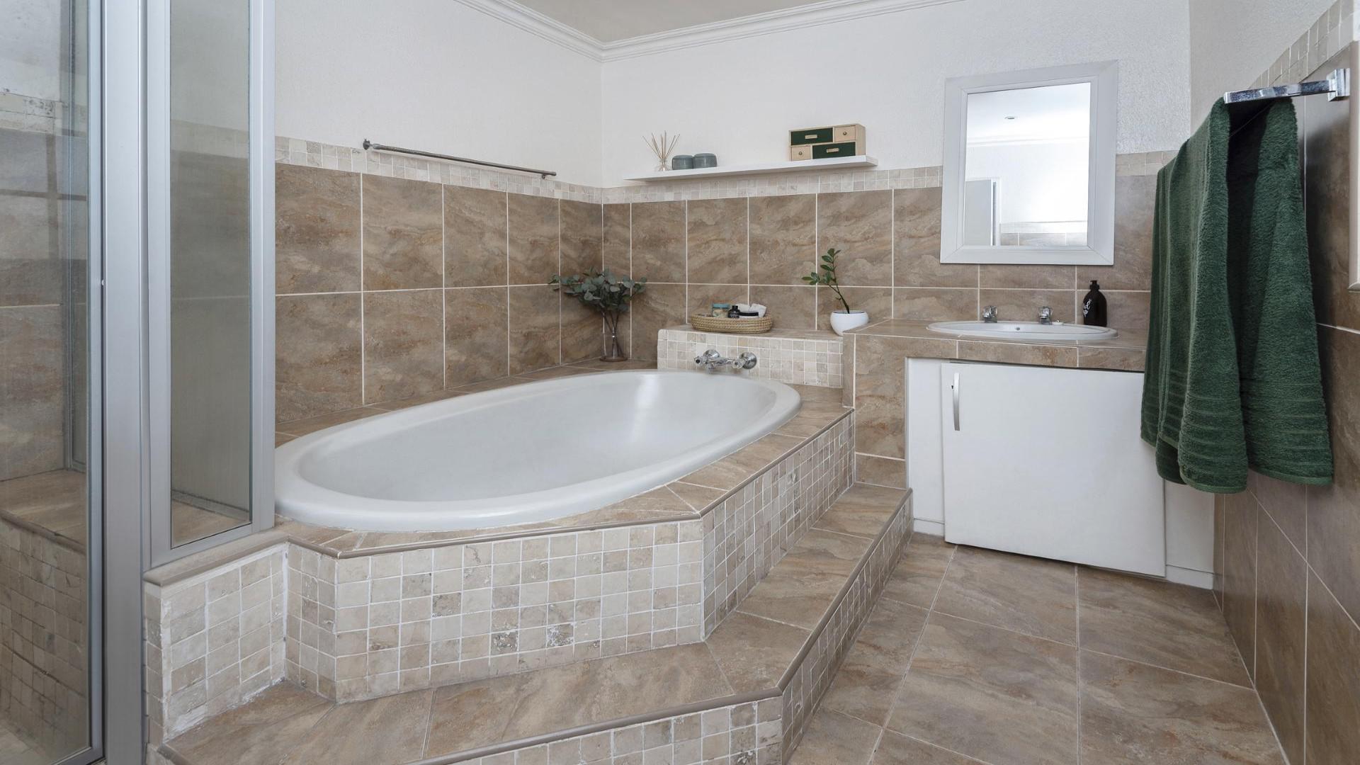 Bathroom 1 of property in Olivedale