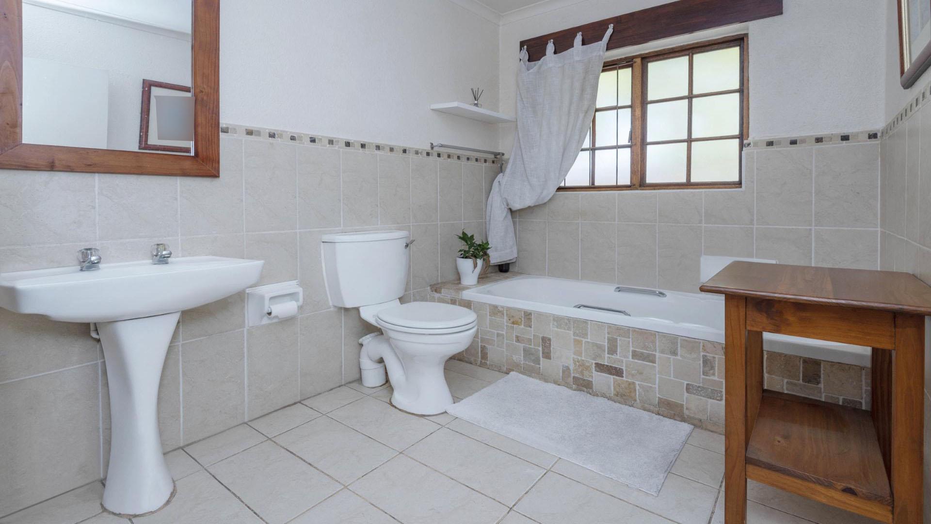 Bathroom 2 of property in Olivedale
