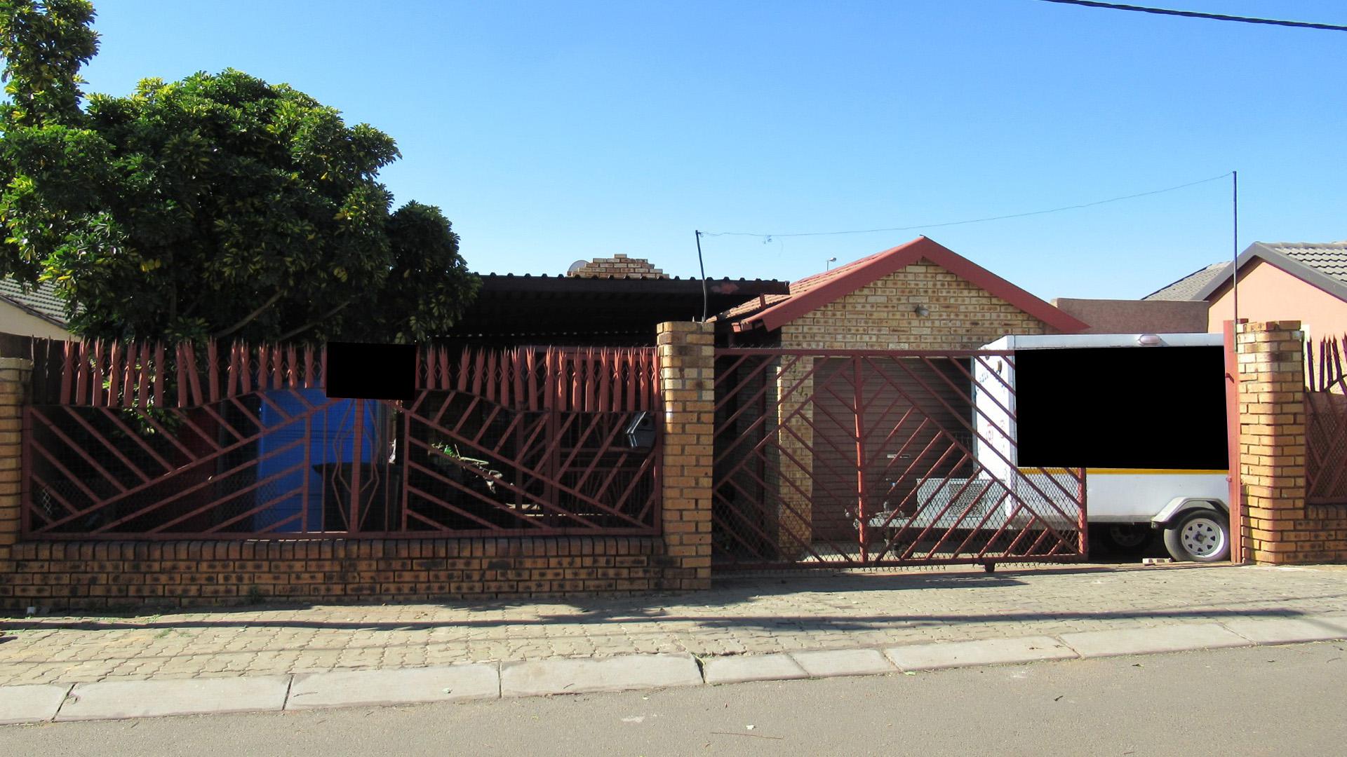 Front View of property in Roodekop