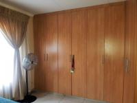 Bed Room 1 - 15 square meters of property in Cashan