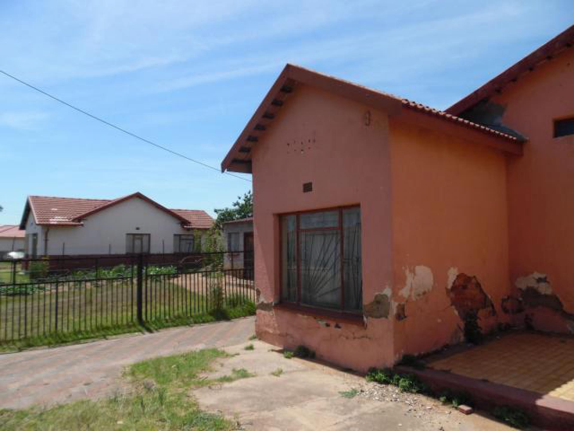 Front View of property in Madadeni