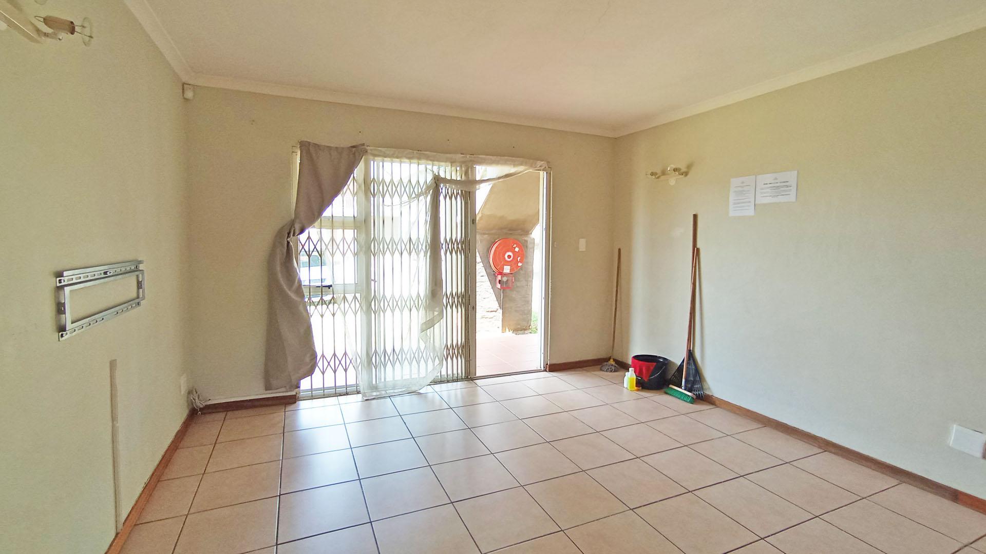 Lounges - 19 square meters of property in Olympus