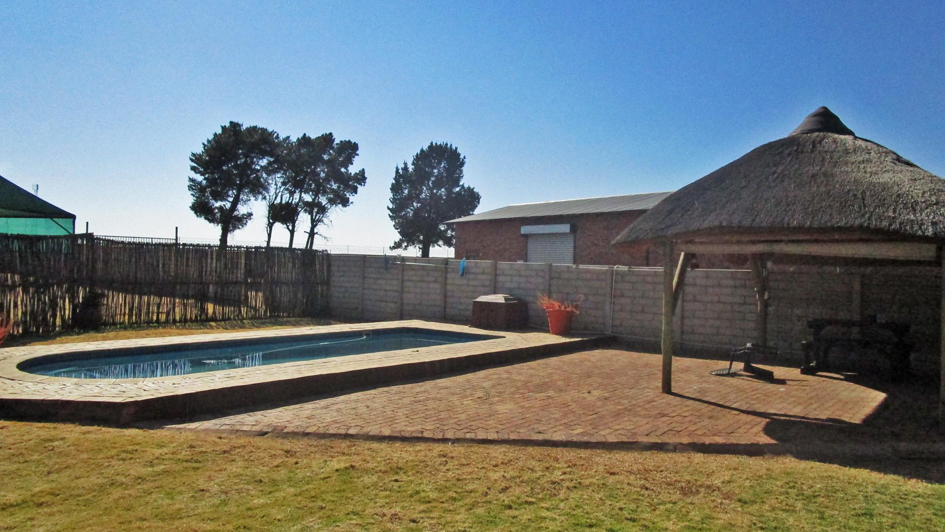 Backyard of property in Mapleton